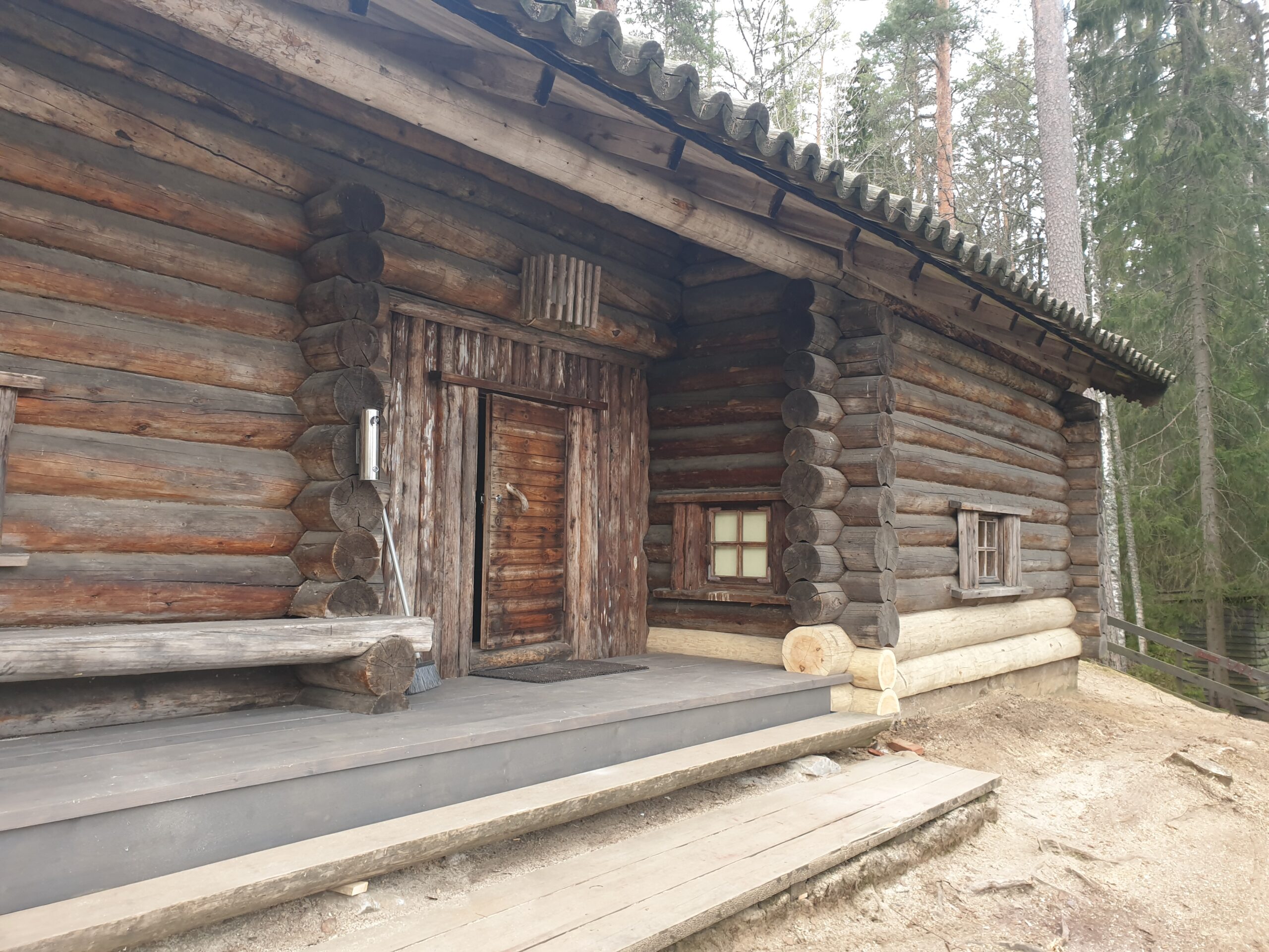 Marskin sauna, hirsikorjaus.Loppi