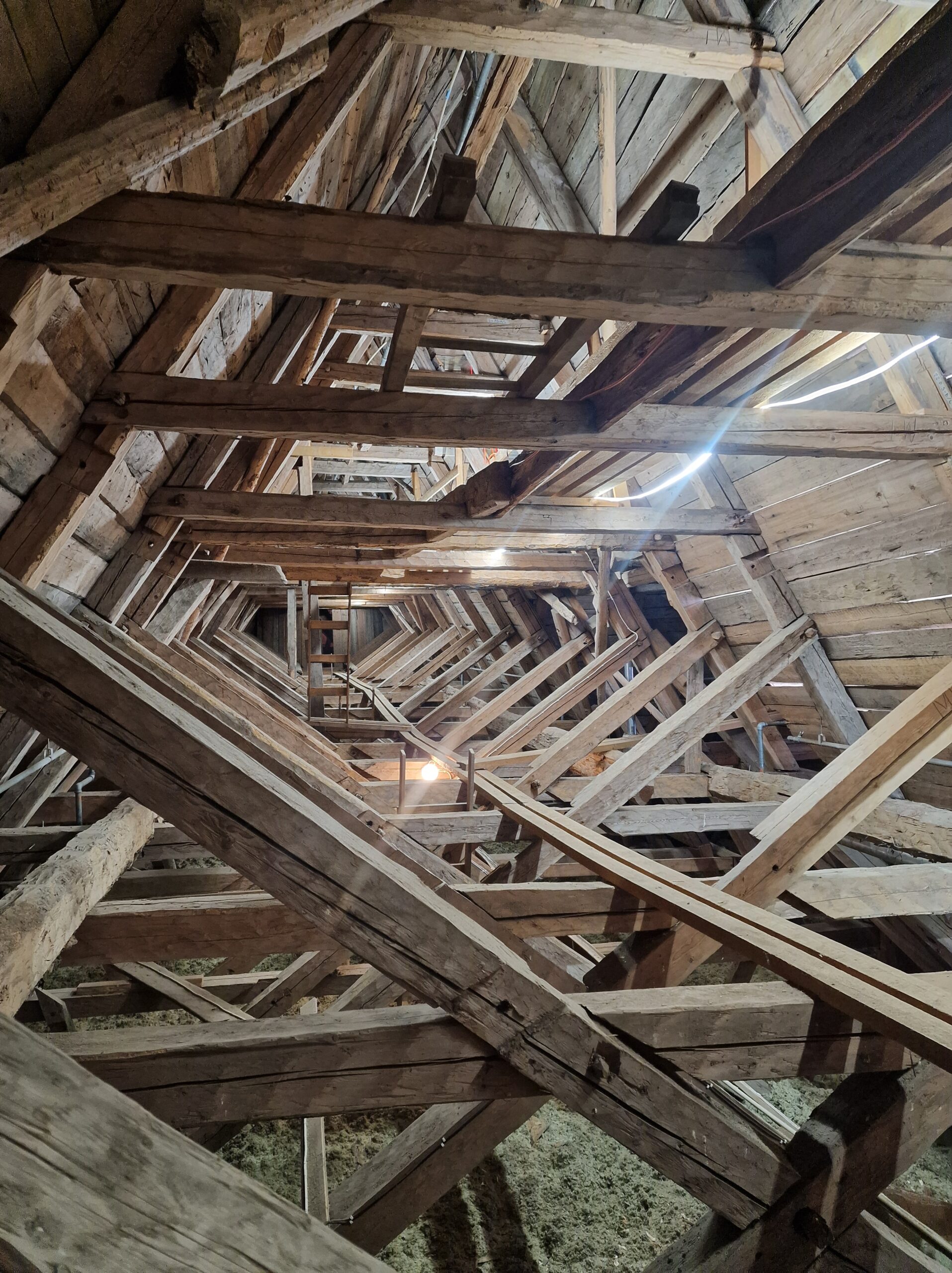 Pöytyän kirkko, kattotuolien stabilointi